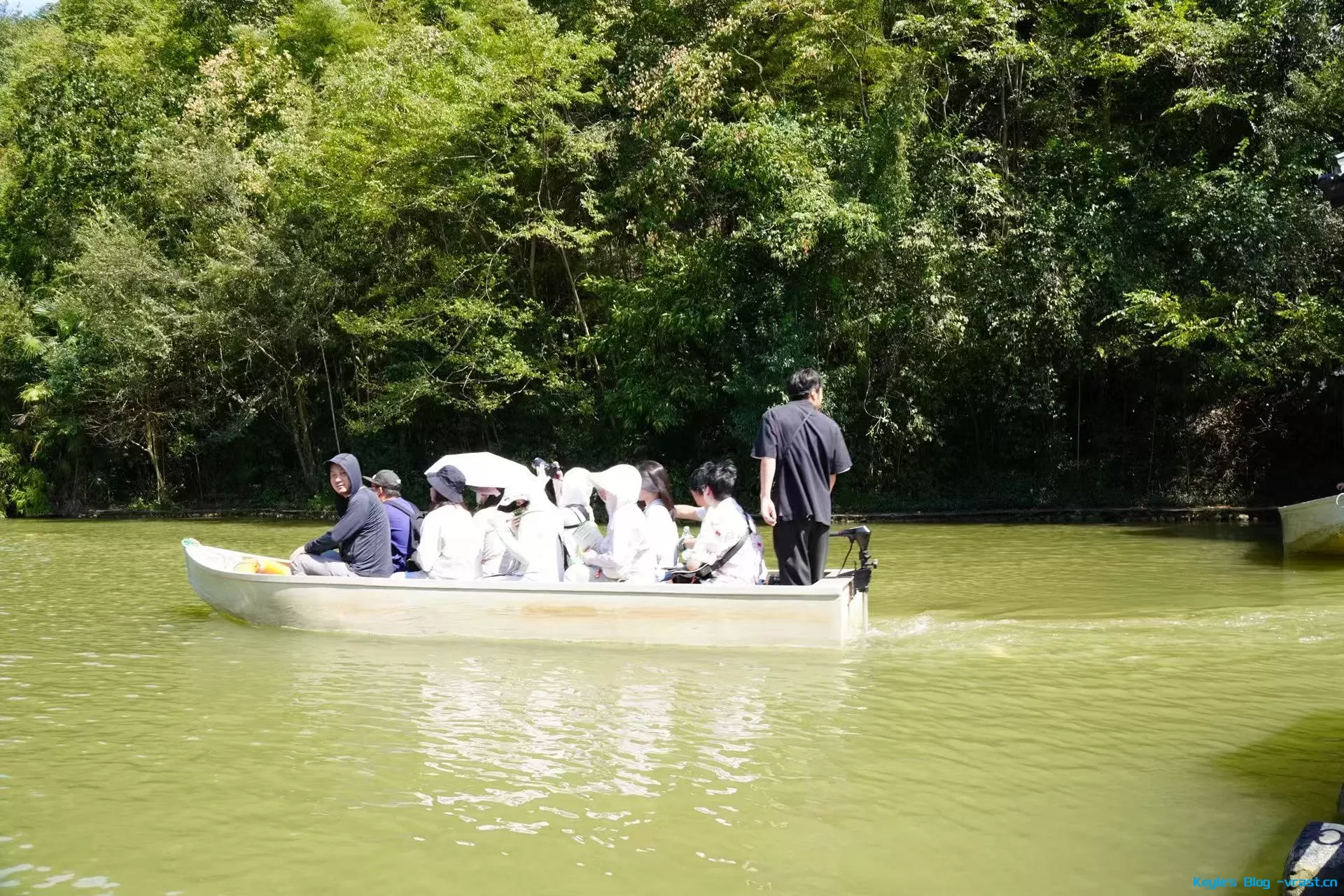 乘船入洞穴参观